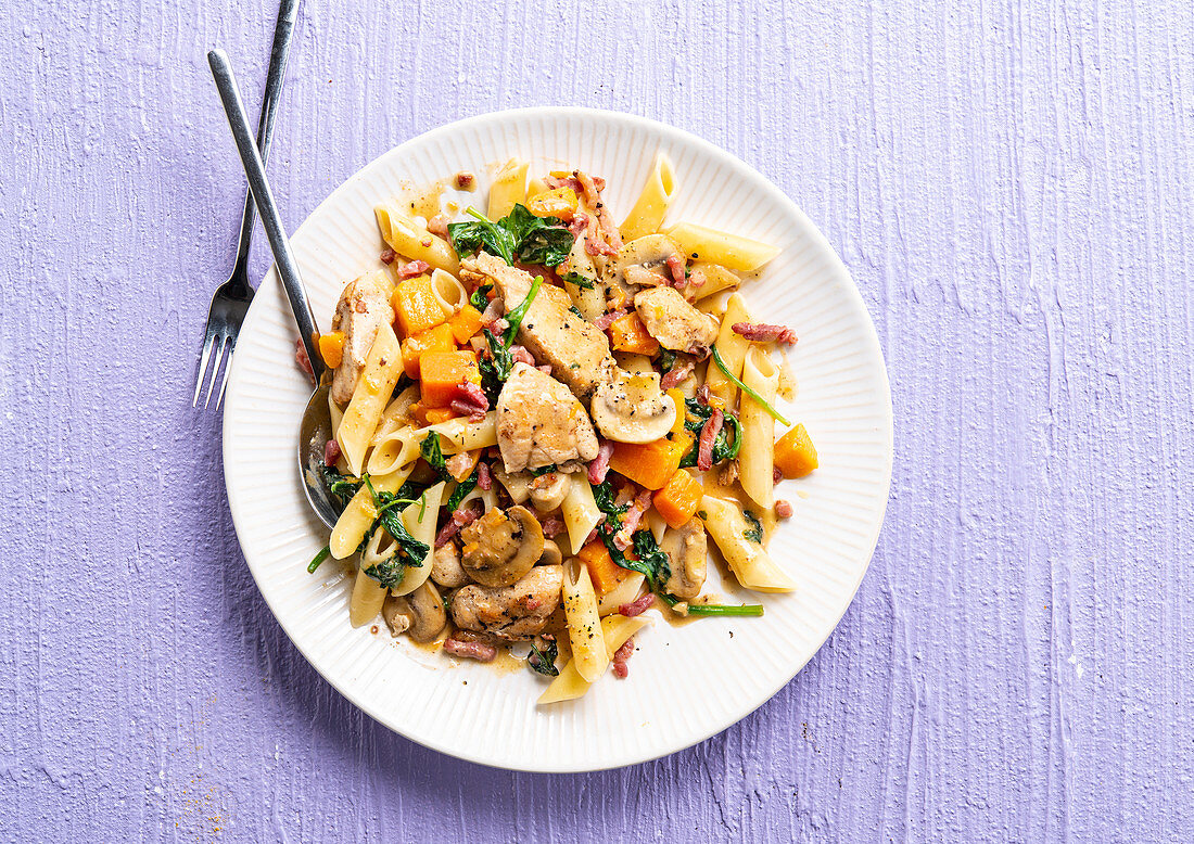 Penne mit Kürbis, Kaninchen, Speck und Pilz