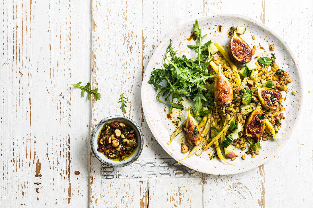 Weizensalat mit gegrillten Feigen, Samensauce und Nüssen