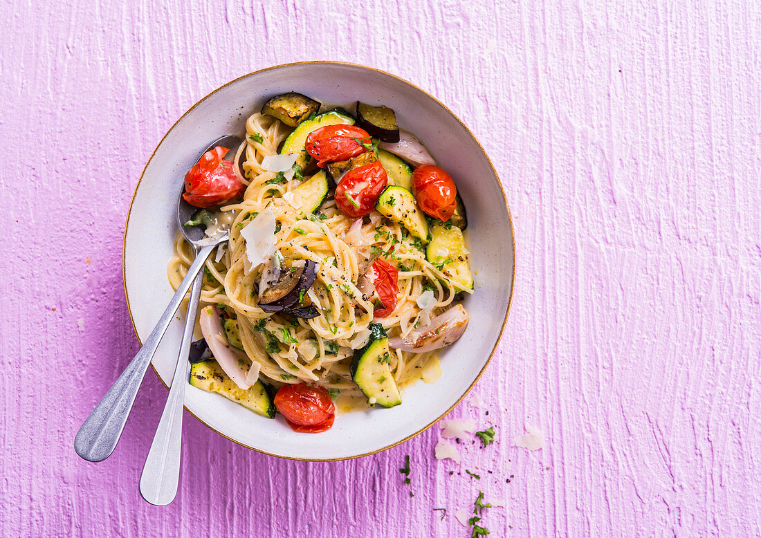 Spaghetti carbonara with vegetables