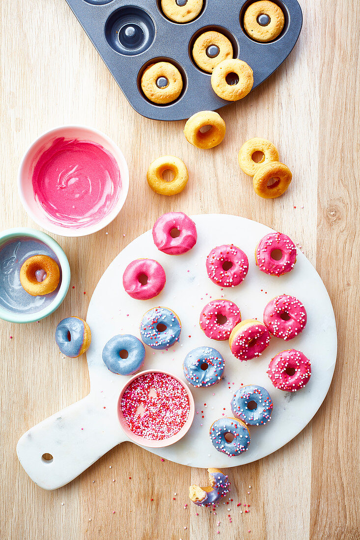 Mini Donuts mit farbigen Zuckerguss