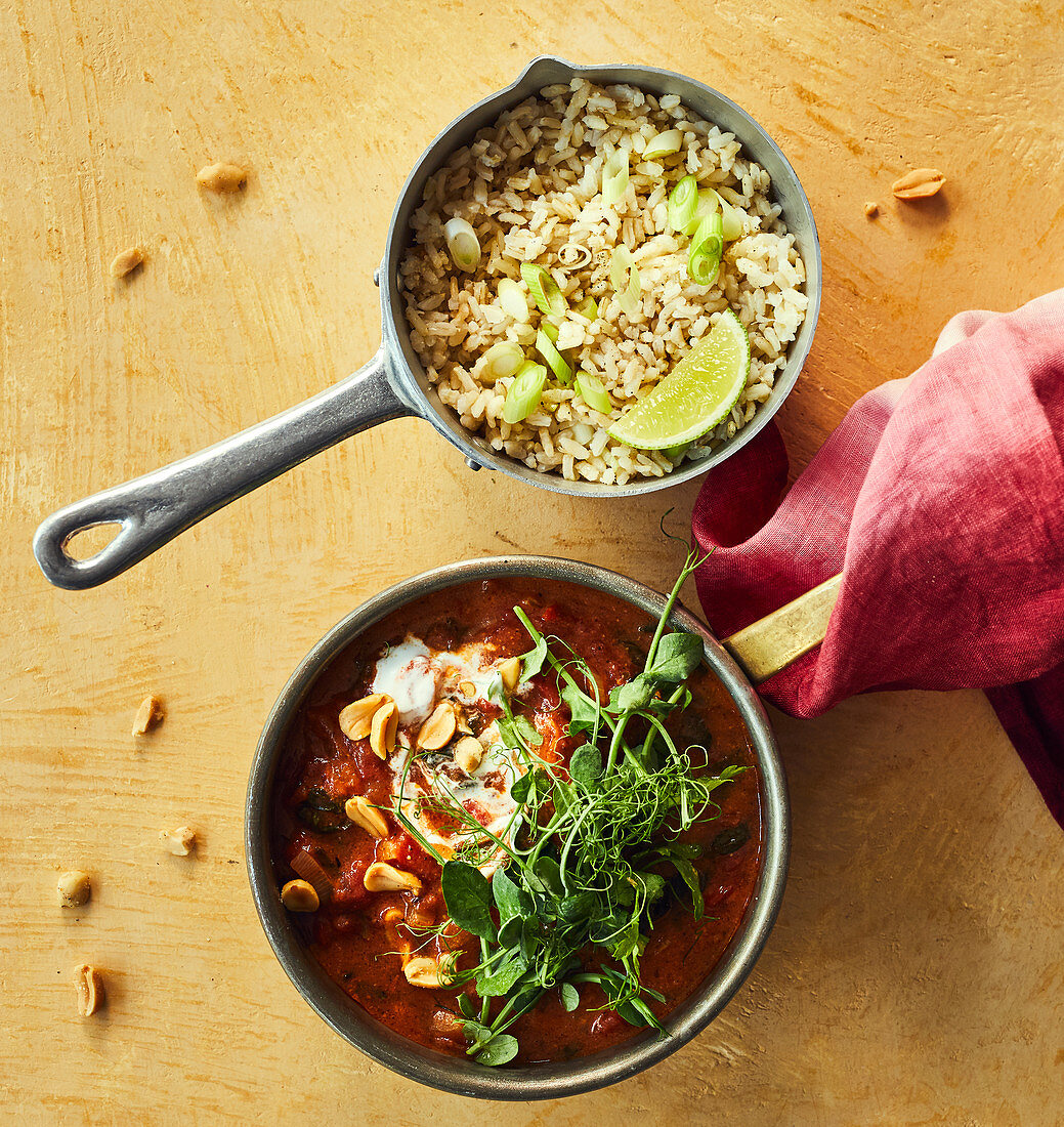 Tomato curry with spinach and wholemeal rice