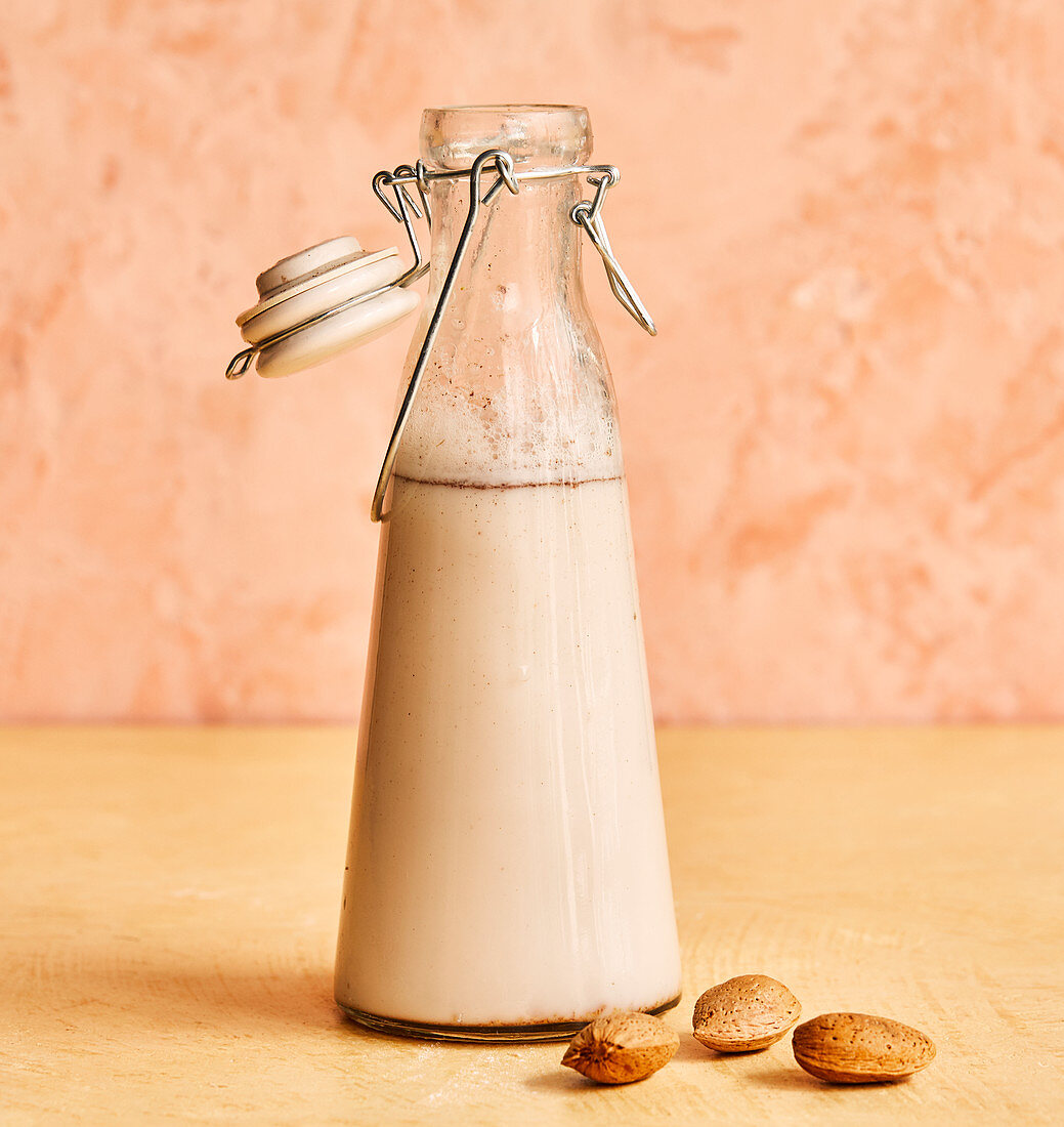 Mandelmilch in Bügelflasche