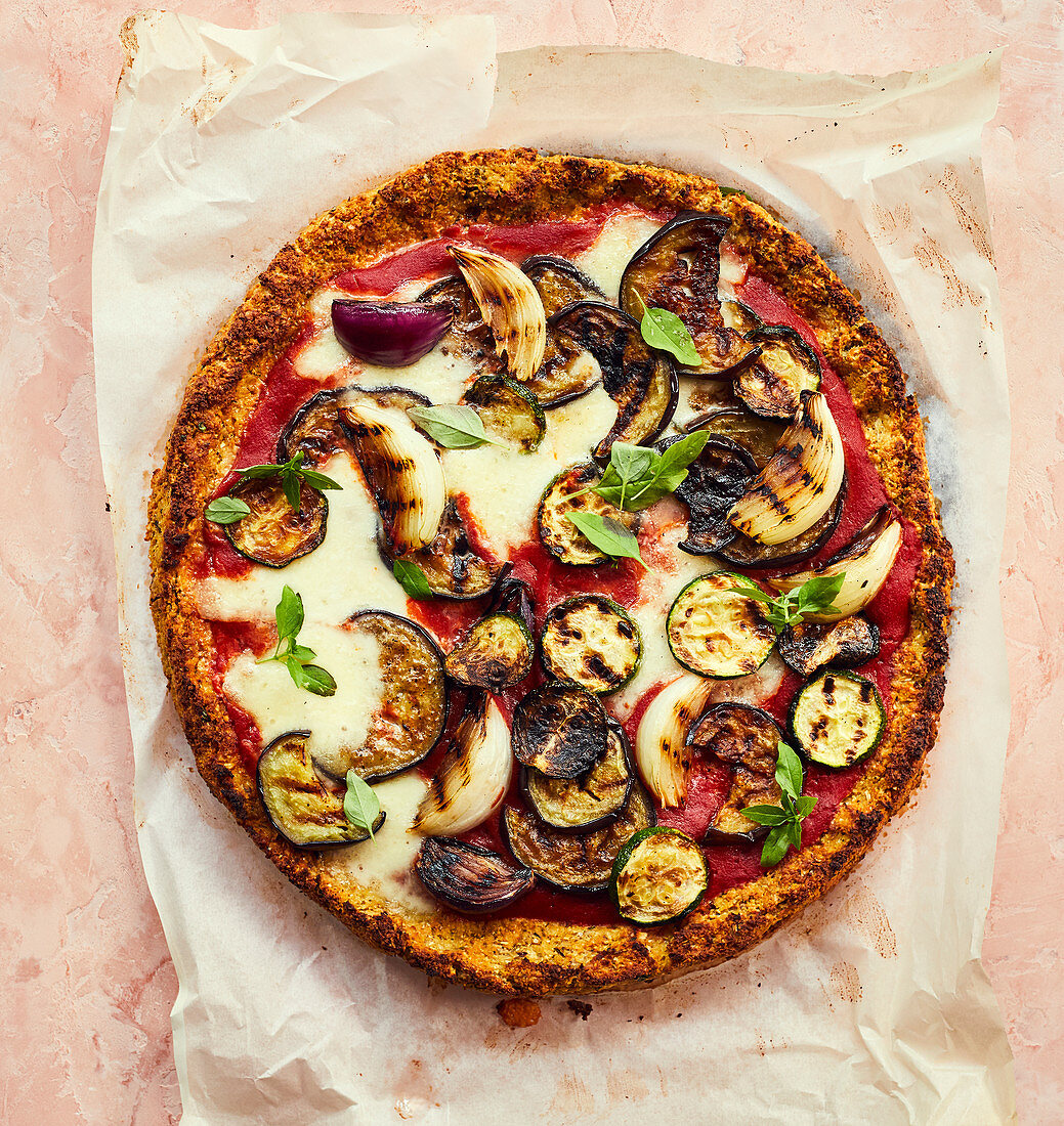 Cauliflower pizza with aubergines, grilled onions and mozzarella cheese