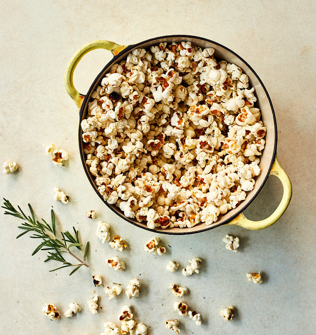 Spicy popcorn with herbs