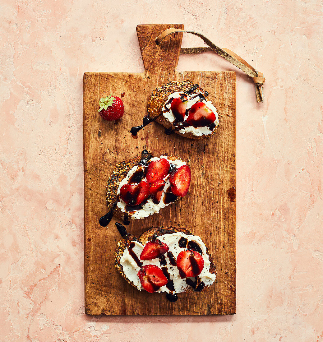 Getoastete Brotscheiben mit Ricotta, Erdbeeren und Balsamico