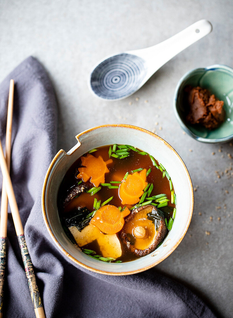 Hausgemachte Miso-Suppe mit Herbstgemüse