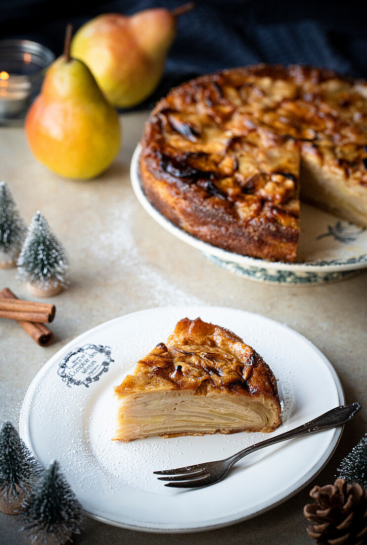 Winter pear tart with speculoos spice