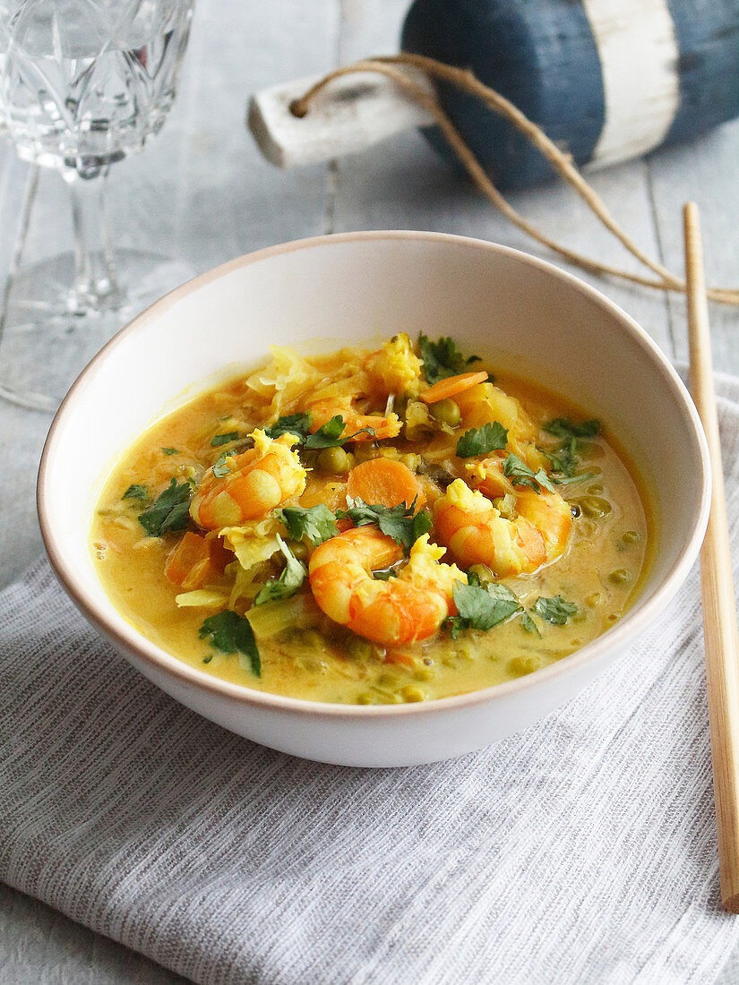 Sauerkrautsuppe mit Garnelen und Kurkuma