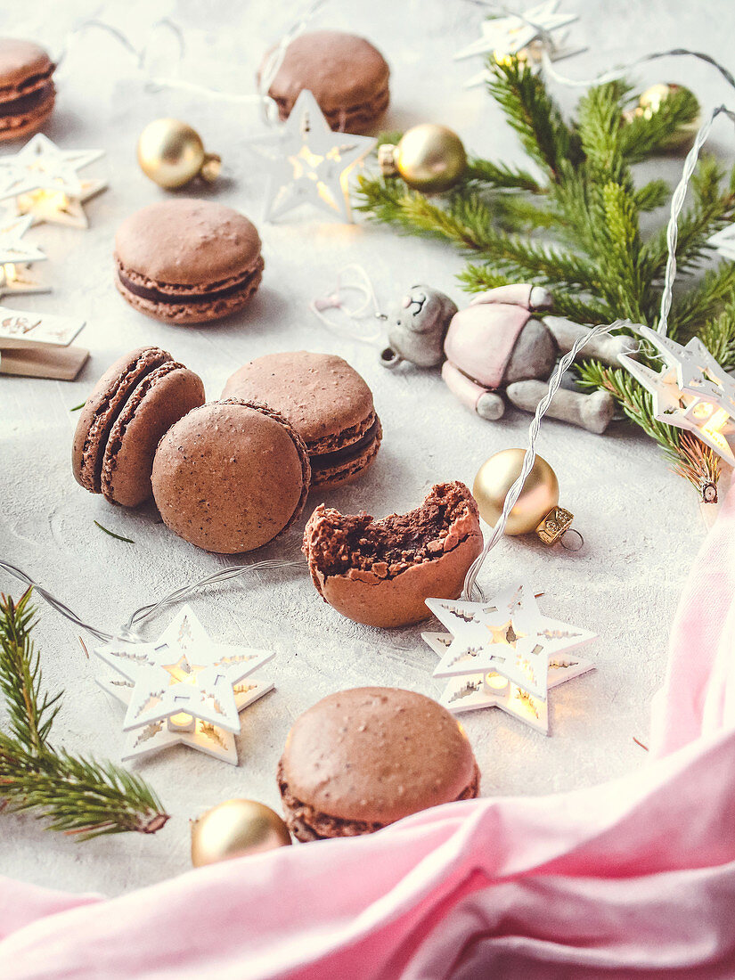 Weihnachtliche Schokoladenmakronen mit Haselnüssen und Tonkabohne
