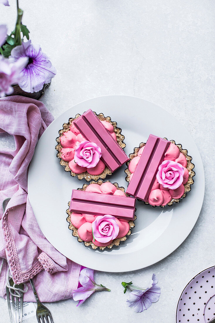 Pink cakelets with cream filling, Ruby chocolate bars and rose petals