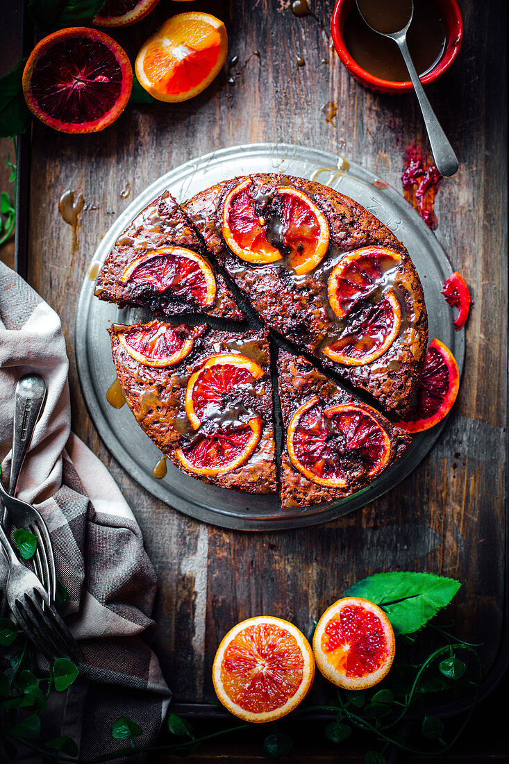 Blutorangen-Brownie-Kuchen mit Karamellsauce und Balsamico-Orangen