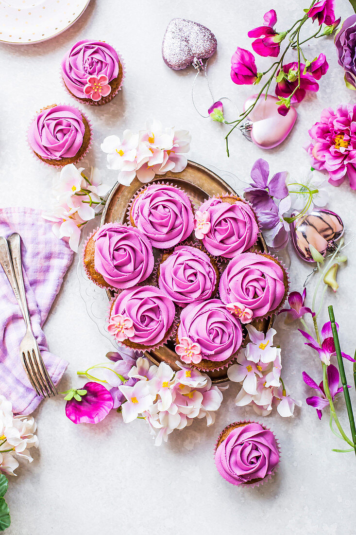 Pinkfarbene Rosen-Cupcakes