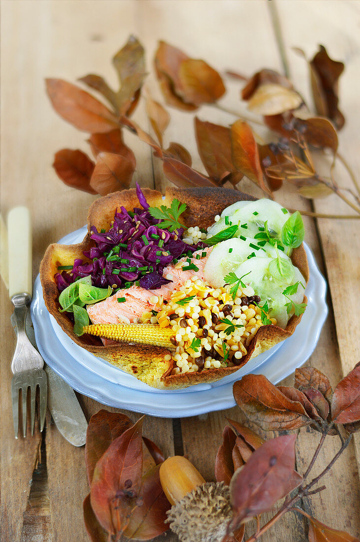 Wintersalat mit Lachs, Rotkohl, Gurke und Getreide