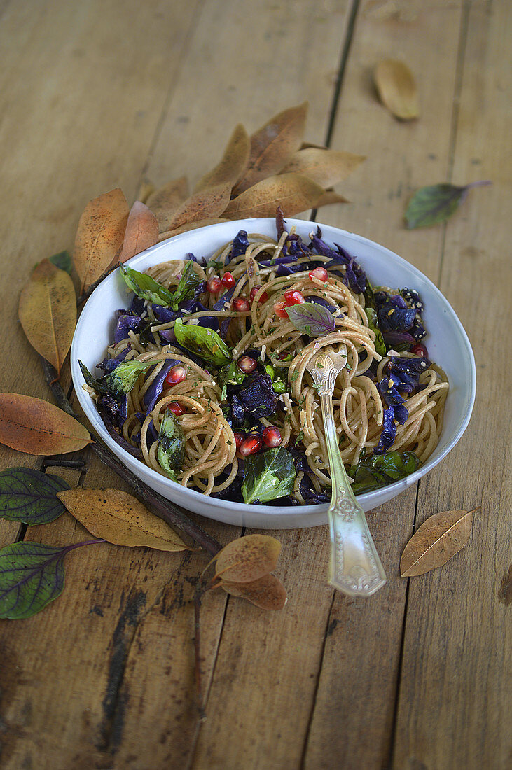 Whole spaghetti with red cabbage