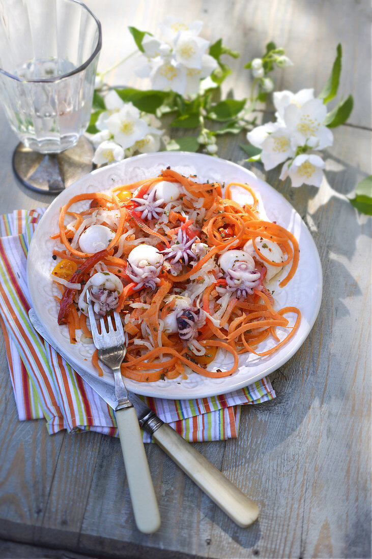 Sommerlicher Tintenfischsalat mit Karottenstreifen