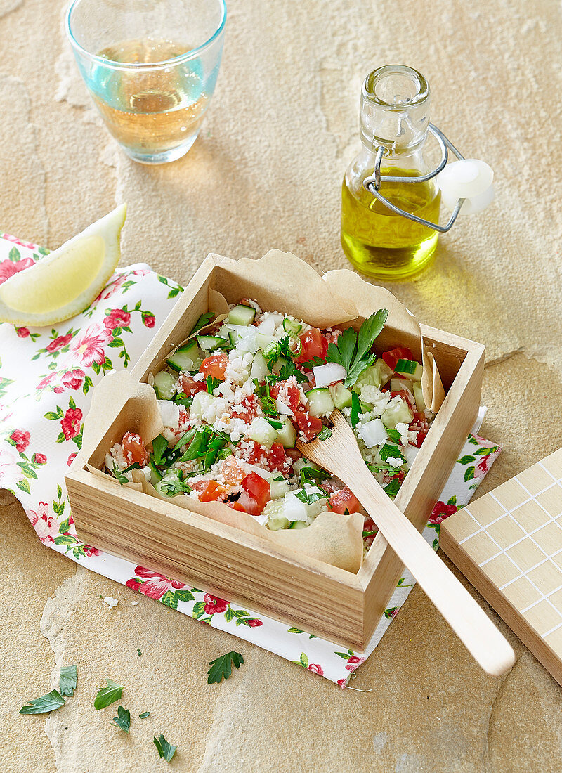 Tabouleh mit Blumenkohl in Holzbox