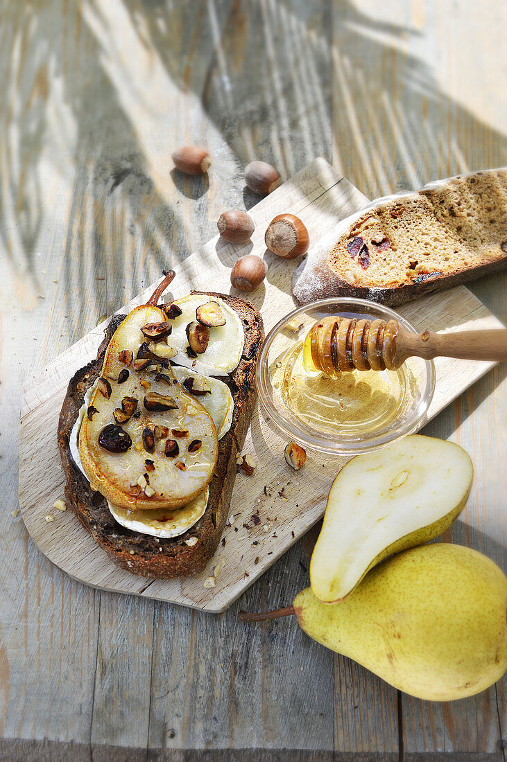 Bruschetta mit Birnen, Ziegenkäse, Haselnüssen und Honig