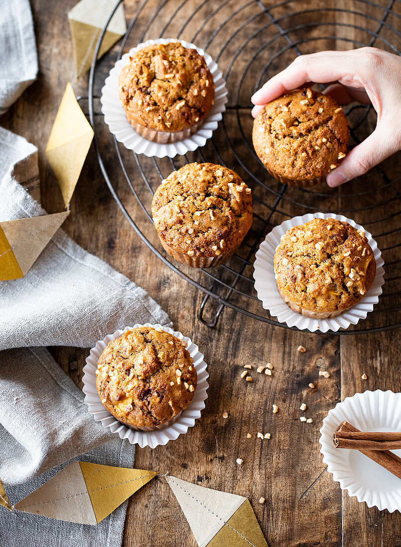 Cinnamon apple muffins with brittle