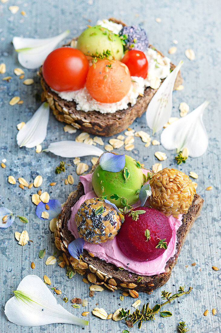 Vollkornbrote mit Avocado, Rote Bete, Tomate, Melone, Mohn und Sesam