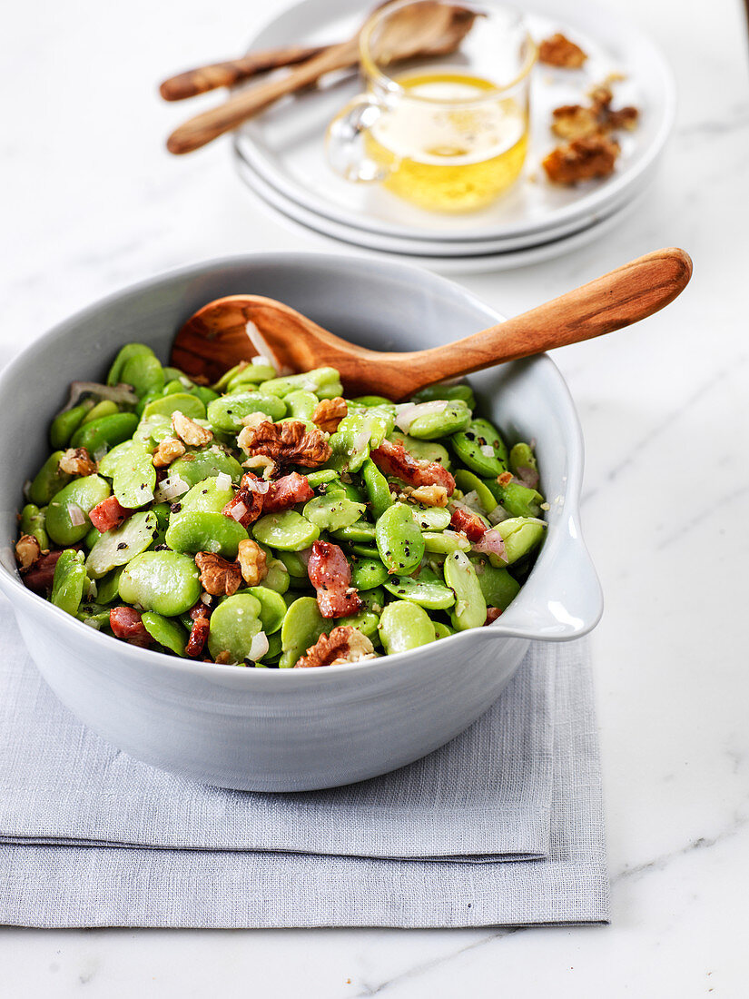 Bean salad with walnuts and bacon