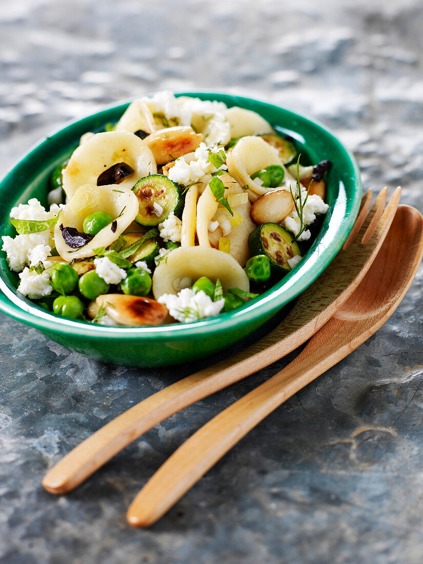 Nudelsalat mit Orechiette, grünem Gemüse und Feta