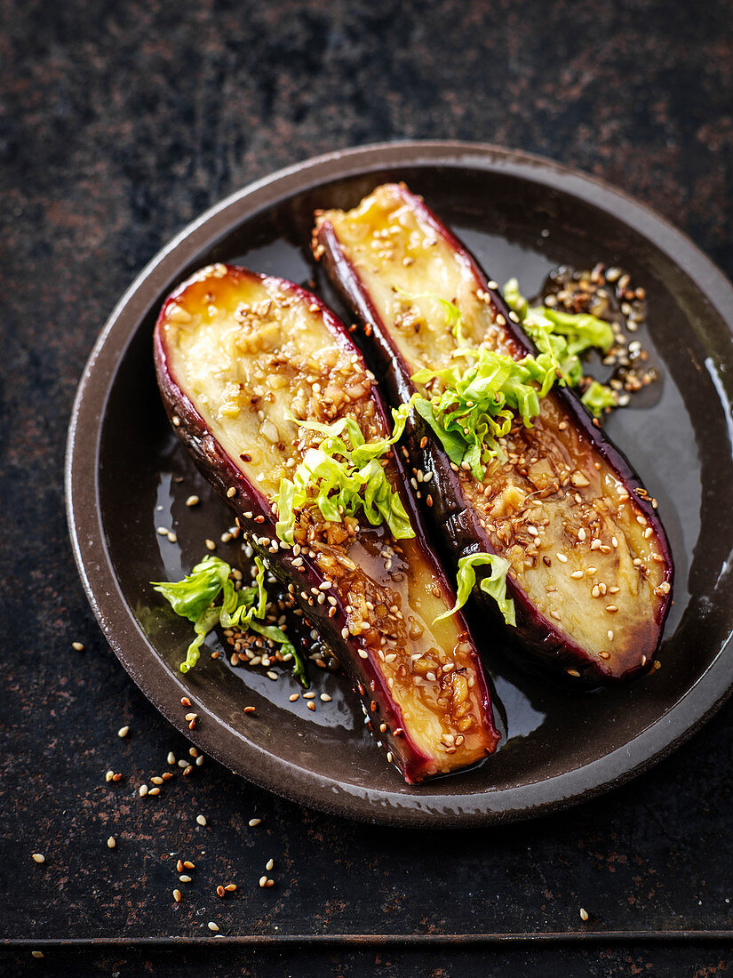 Baked aubergines with sesame seeds