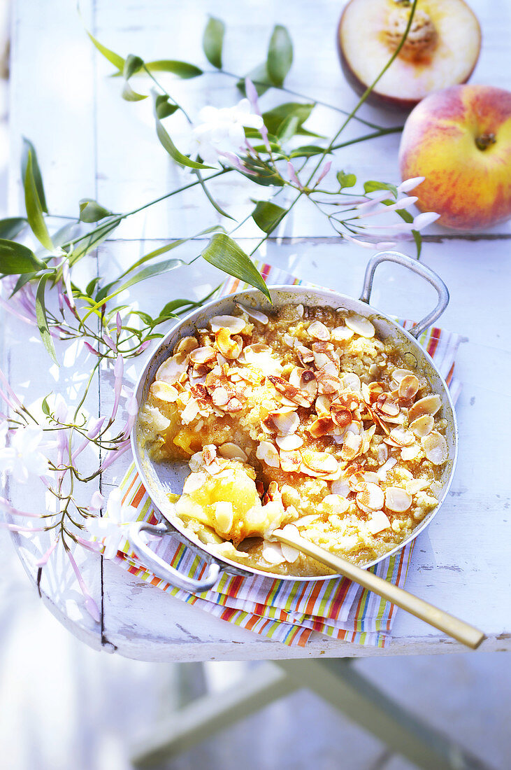 Peach crumble with almonds