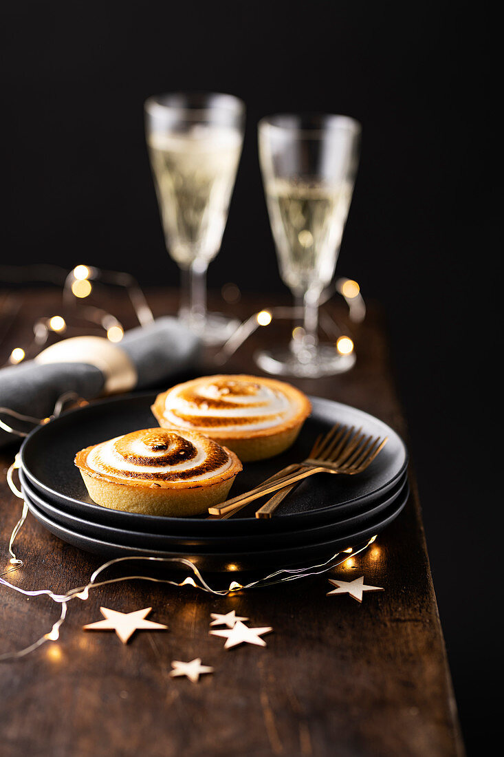 Lemon tartlets with meringue for Christmas