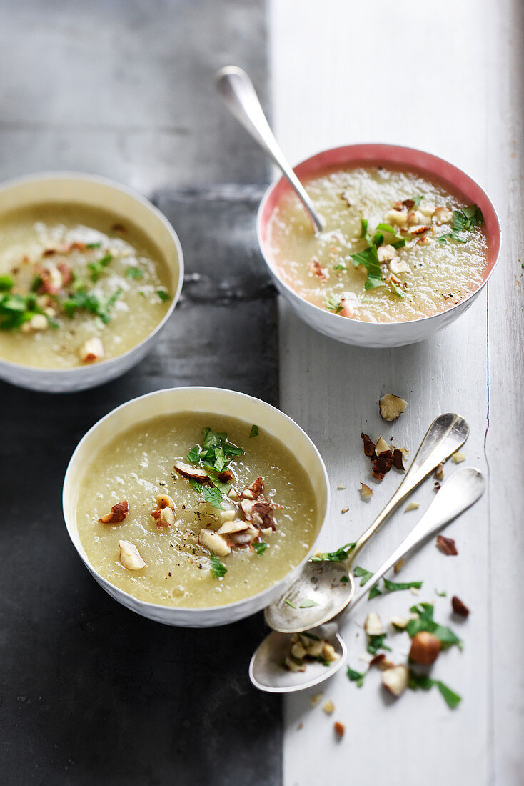 Selleriecremesuppe mit Haselnüssen und Petersilie