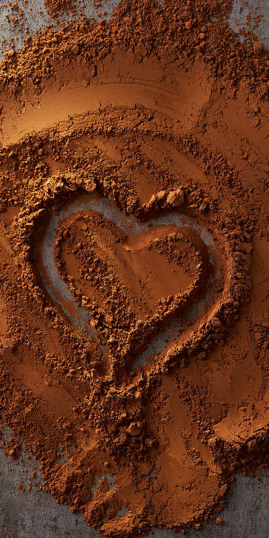 Herz in Kakaopulver gezeichnet