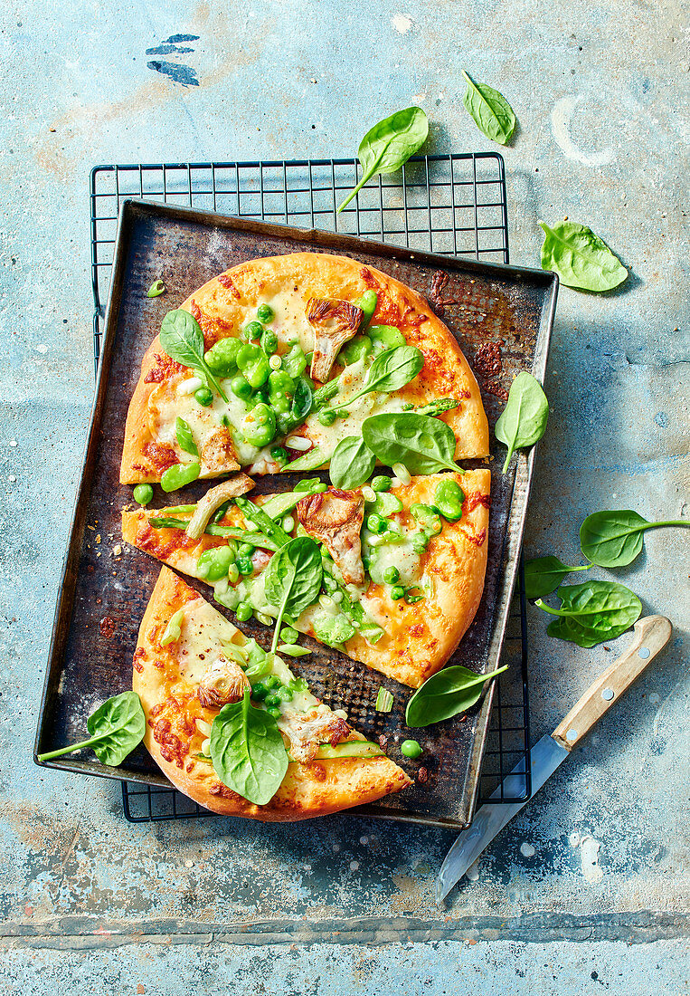 Pizza Bianca mit  Bohnen, Erbsen, Artischocken und Spinat
