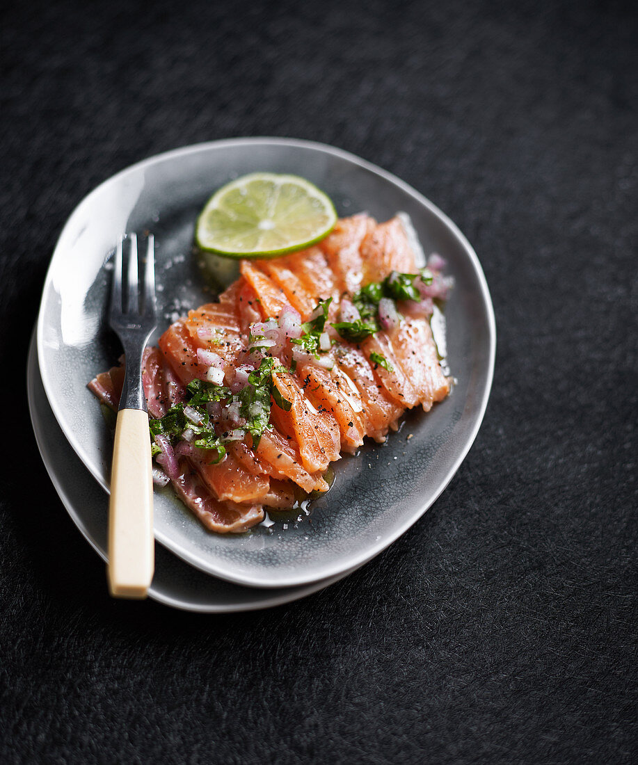Marinated salmon with shallots and limes