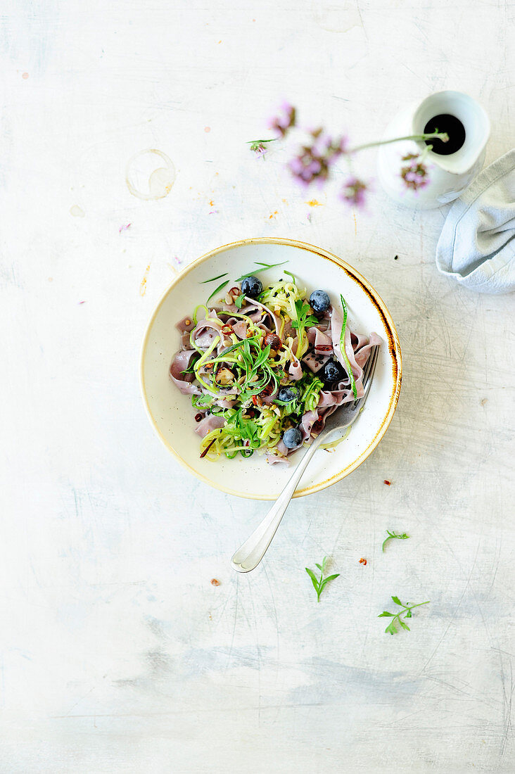 Pasta mit Zucchini und Blaubeeren