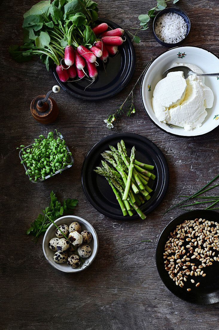 Ingredients to prepare green asparagus crostinis