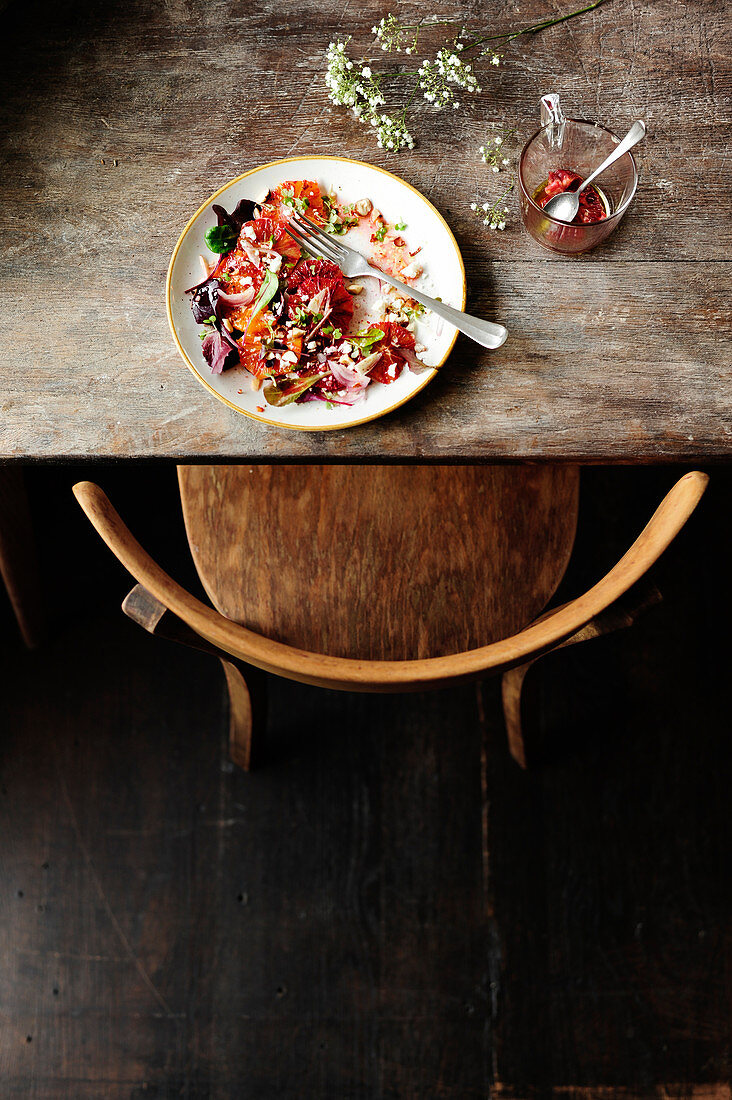 Zitrusfrüchtesalat auf rustikalem Holztisch