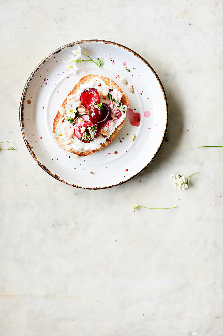 Crostini mit Frischkäse und mazerierten Kirschen