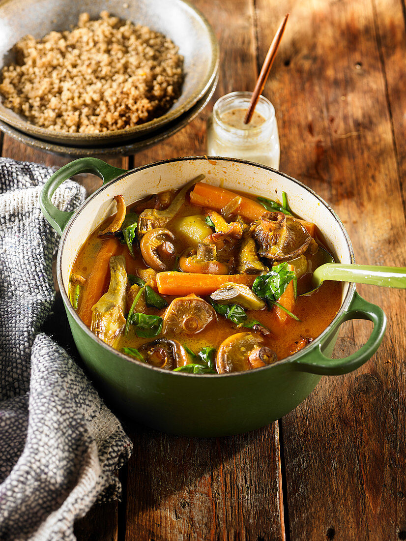 Pilz-Curry mit Artischocken und Kürbis serviert mit Quinoa