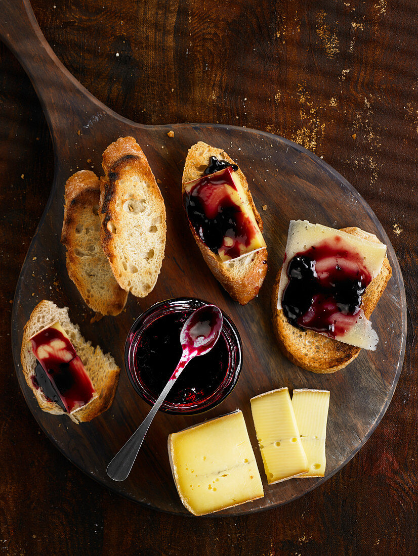 Käsetoast und Brombeergelee