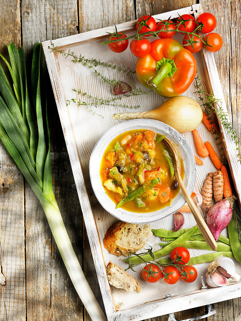 Sommerliche Gemüsesuppe mit Gartengemüse