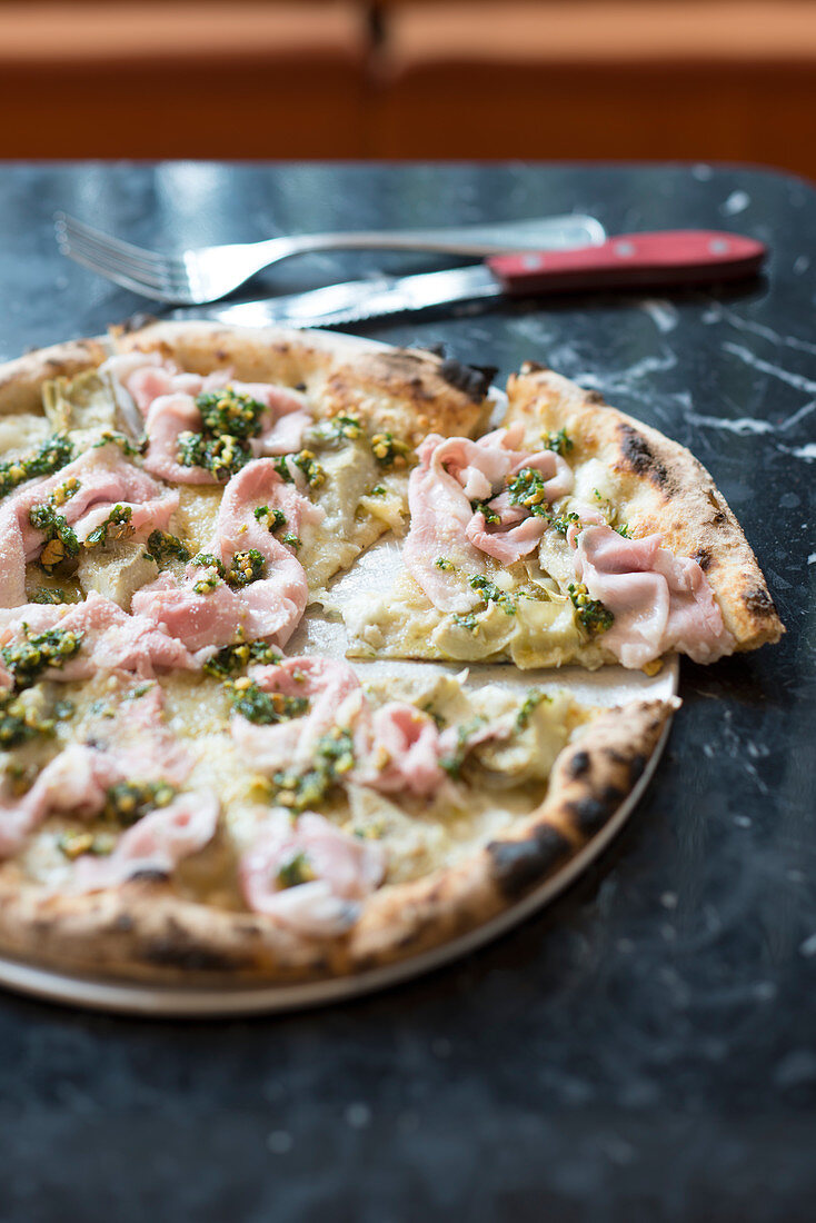 Pizza Bianca mit Schinken, Artischocken und Pesto