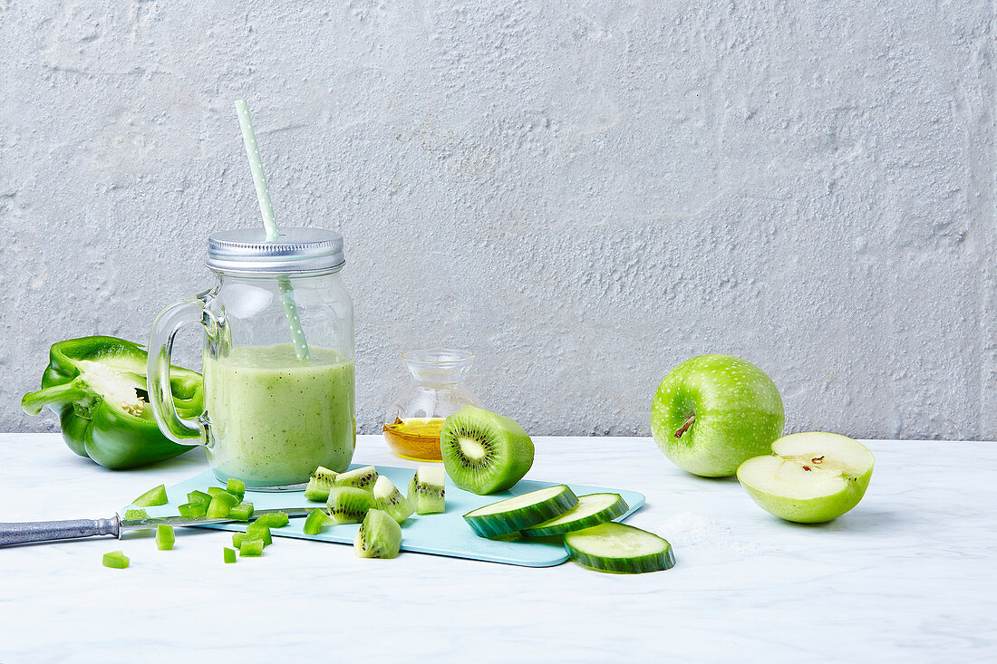 Grüner Smoothie mit Apfel, Kiwi, Paprika und Gurke