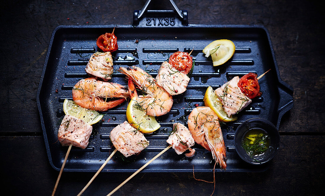 Skewers of salmon and shrimps a la plancha