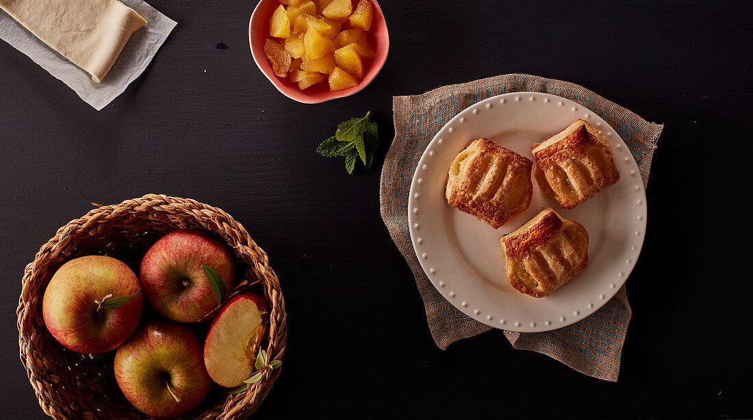 Mini puff pastry with apple filling