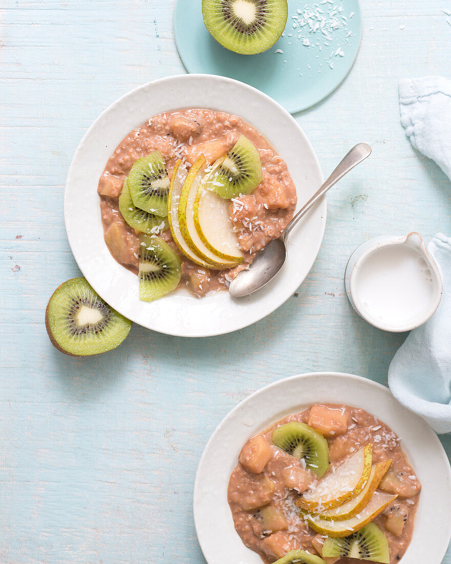 Frühstücksbrei mit Birnen, Kiwi und Kokosnuss