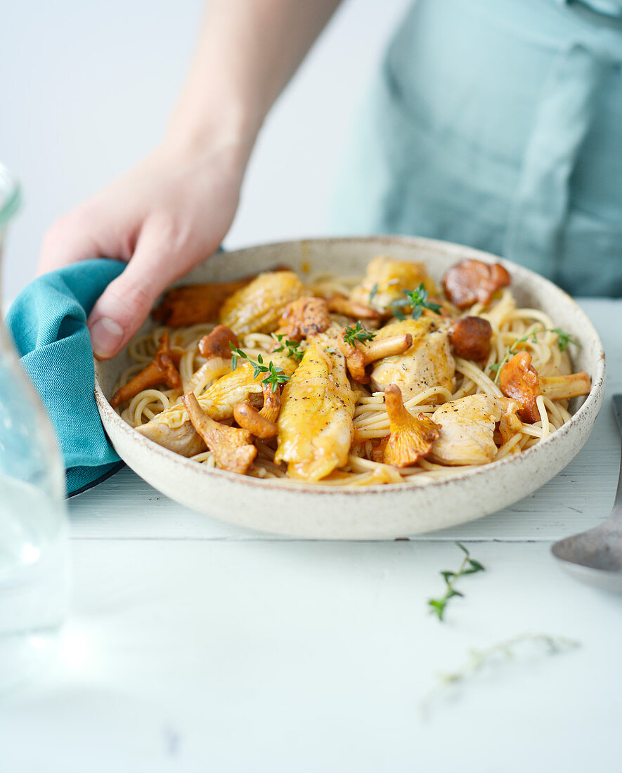 Spaghetti mit Perlhuhn und Pfifferlingen