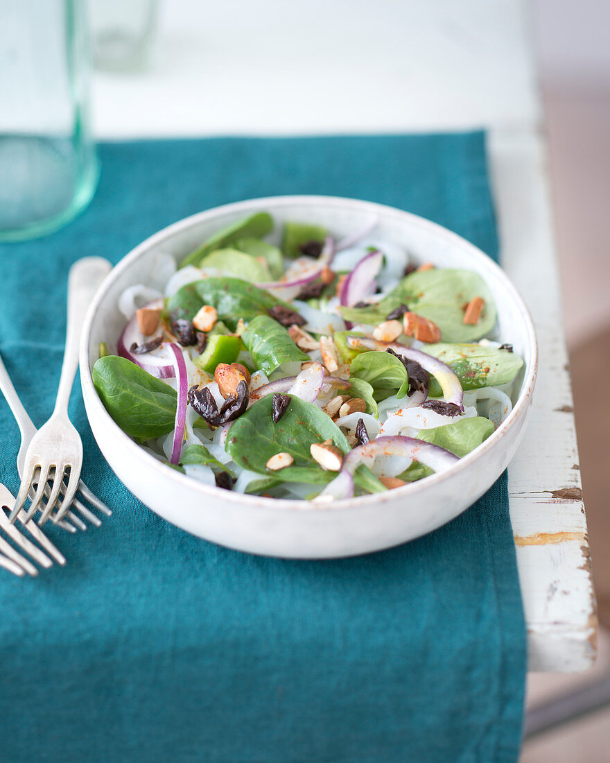 Konjac salad with lamb's lettuce, red onions and almonds