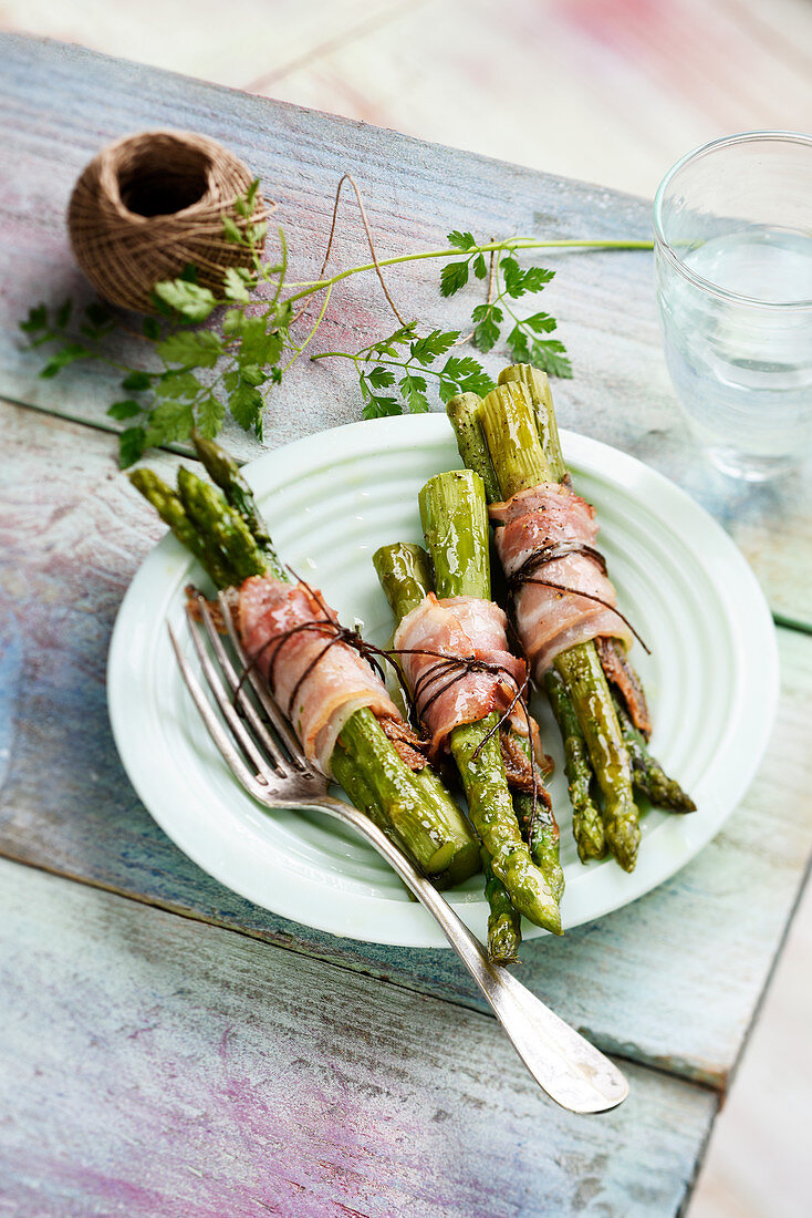 Gebratener grüner Spargel mit Speck und Sardellen