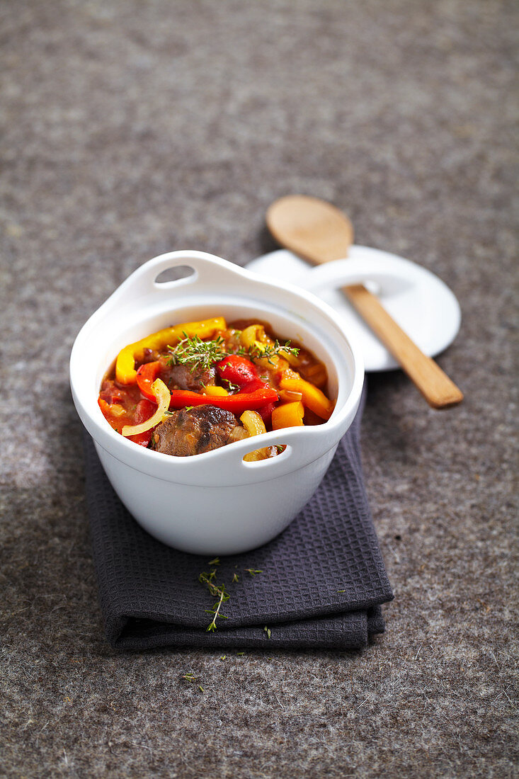 Rindfleisch-Cocotte mit Tomaten und Paprika