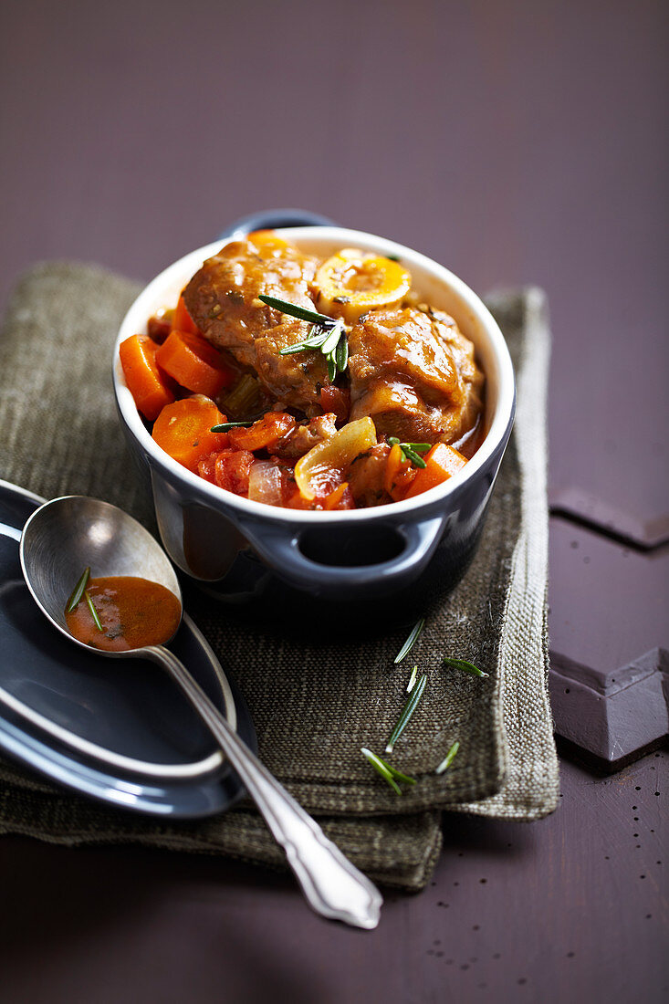 Veal shank cocotte with carrots and rosemary
