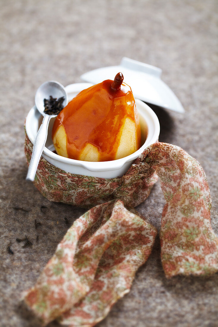 Pear cocotte with smoked tea sauce